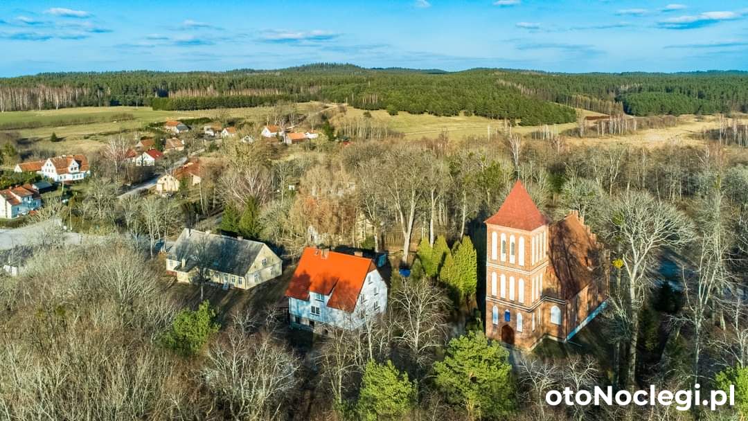 Kuty - urocza mazurska wieś pomiędzy lasami i łąkami. Pomiędzy Giżyckiem a Węgorzewem, na skraju Polski. Tutaj czas biegnie spokojnie, bez zbytniej nerwowości. A mieszkańcy wsi pomiędzy pracą mają czas na odpoczynek, spacer po lasach, kąpiel w jeziorze i na zabawę. Historia i spokój, sielskość.