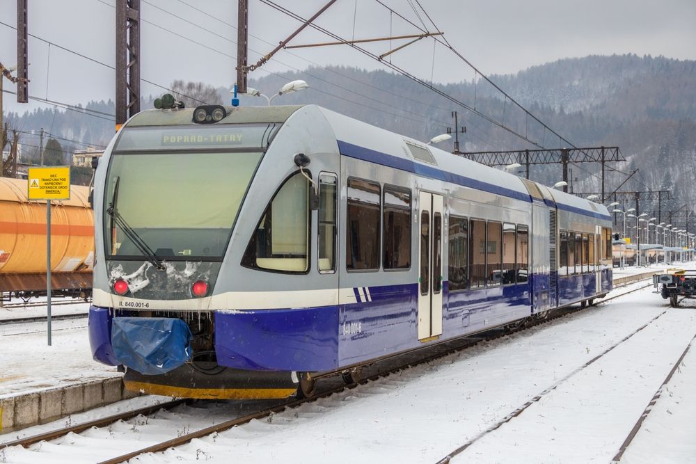 Pociąg z Muszyny do Popradu kursuje przez sezon ziomwy. Zdjęcie: Photointo/ shutterstock.com