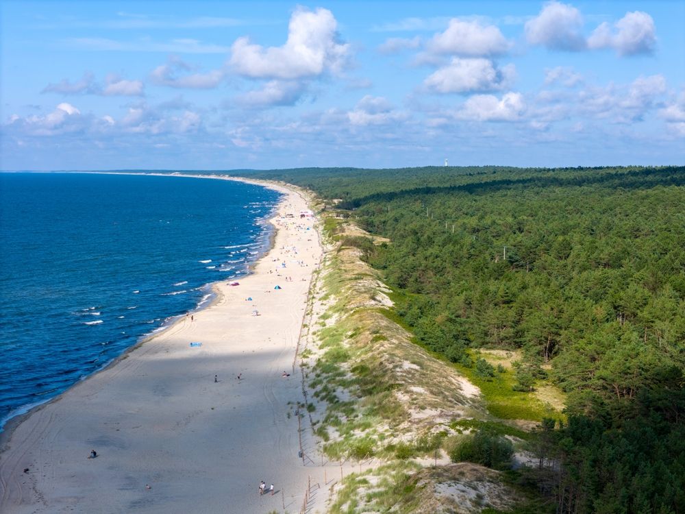 „Polski Dubaj” nad Bałtykiem. Największa sztuczna plaża w Europie i wakacyjny hit Pomorza