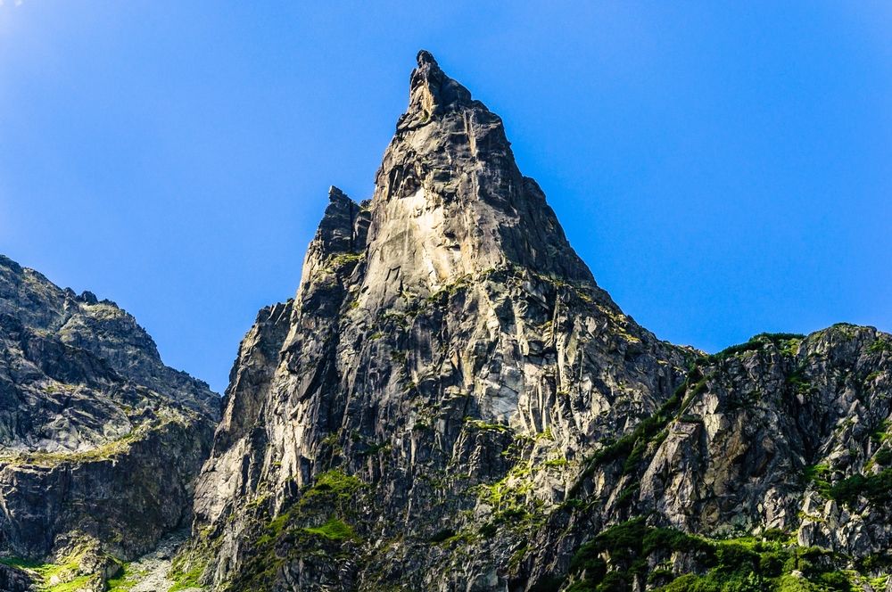 Mnich i Mnich II u podnóża których znajduje się Zadni Mnichowy Stawek. Autor: shutterstock.com