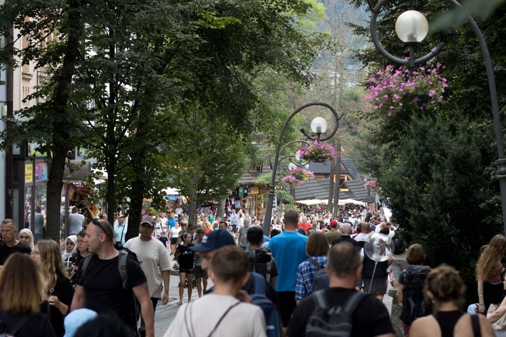 Zatłoczone Krupówki, Zakopane. Autor: Bellow the Sky/ shutterstock.com