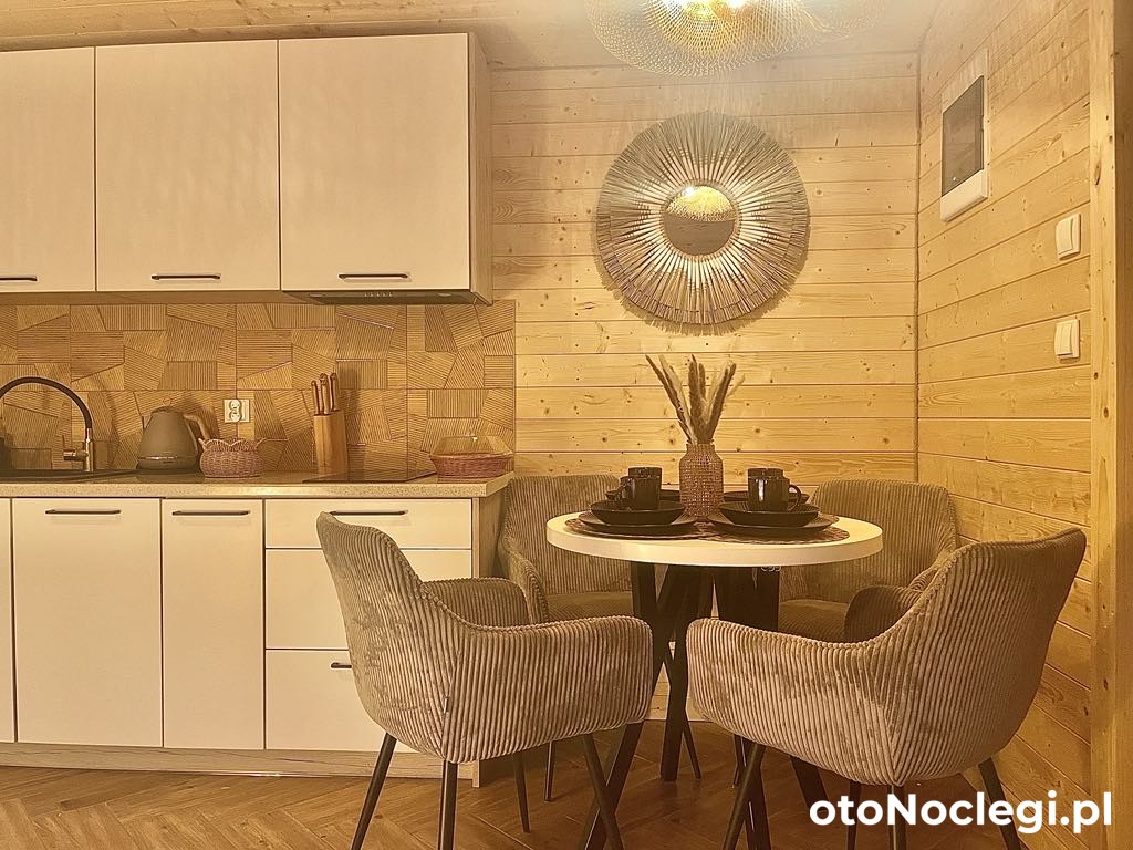 Domki na zielonej łące (1)