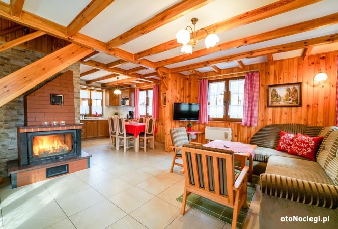 Salon z kominkiem – idealne miejsce na ciepłe, rodzinne wiec (2)