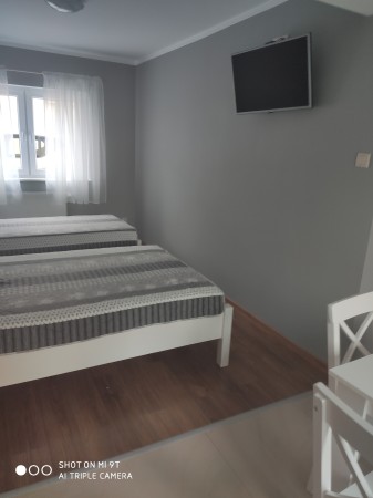 Łoże dwuosobowe w pokoju (4)