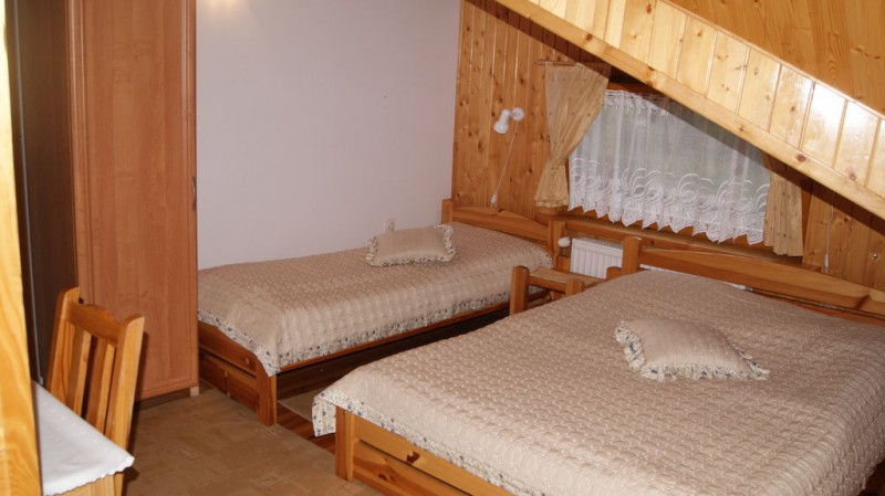 Łóżka w pokoju (2)