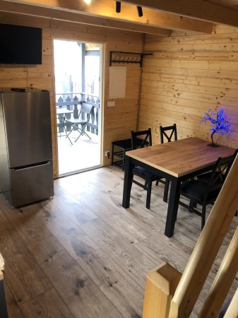 Stół z krzesłami (5)