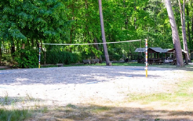 Boisko do siatkówki na terenie obiektu (4)