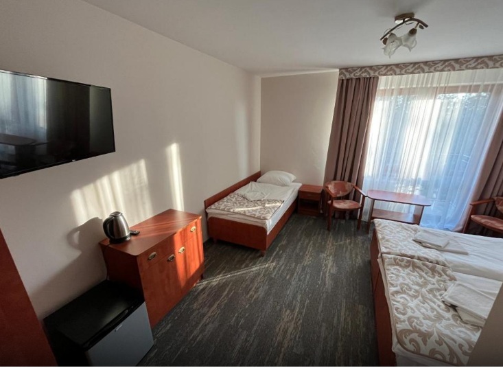 Pokój Trzyosobowy z Widokiem na Ogród i Balkonem