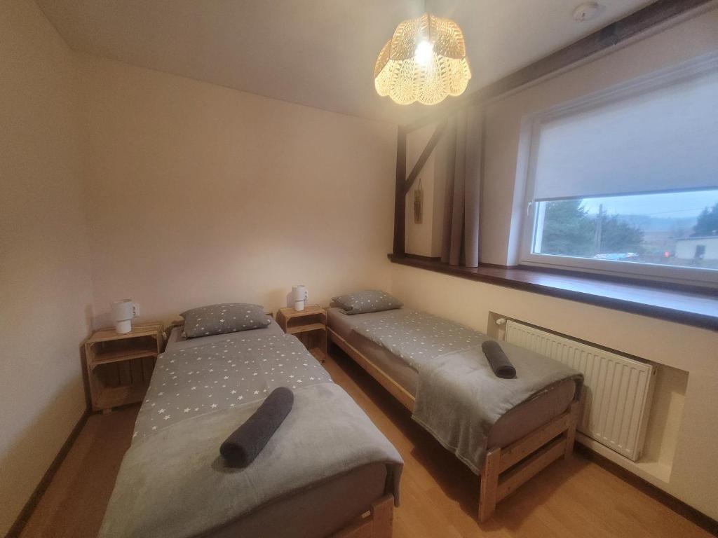 Mały pokój z 2 łóżkami pojedynczymi