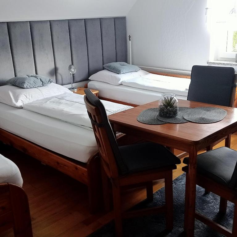 Pokój 3 osobowy z łóżkami pojedynczymi i wspólną łazienką