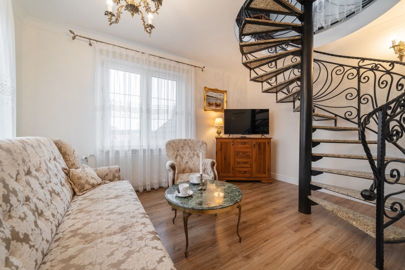 Apartament 2-osobowy we wieży dwupoziomowy z okrągłym łożem małżeńskim