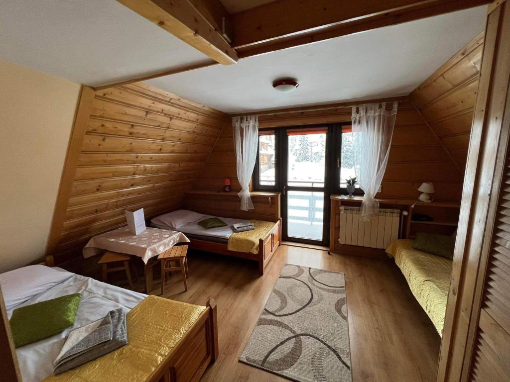 Pokój trzyosobowy z widokiem na góry