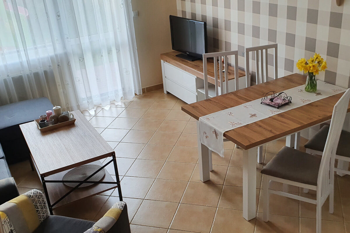 Apartament piętrowy z aneksem kuchennym i łazienką