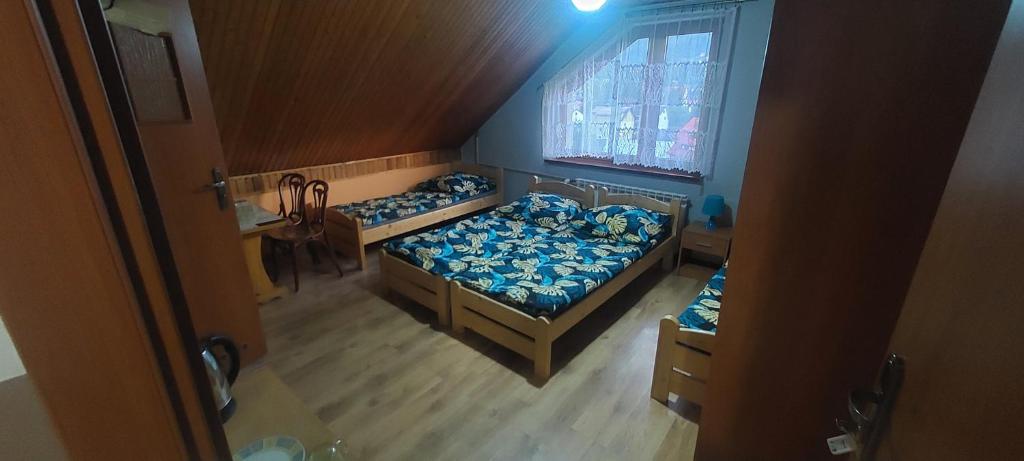 Pokój czteroosobowy z prywatną łazienką