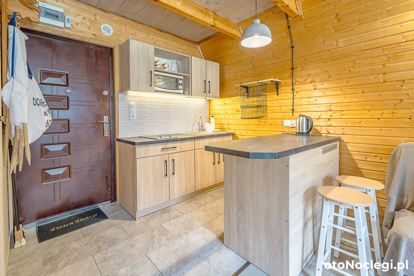 Domek 5 osobowy z dwoma sypialniami na piętrze., aneksem kuchennym, łazienka z natryskiem.
