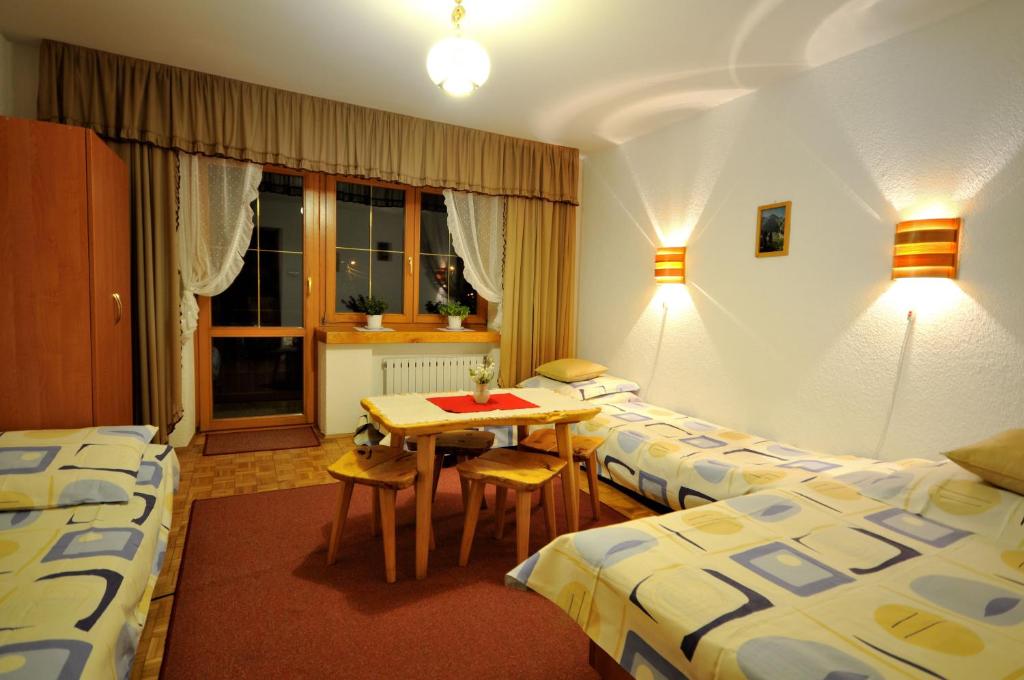 Pokój Czteroosobowy ze wspólną łazienką