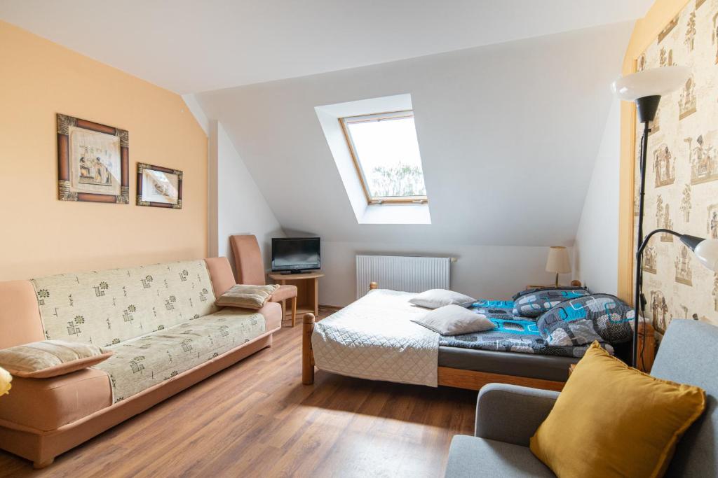 Rodzinny apartament typu studio z aneksem kuchennym i łazienką