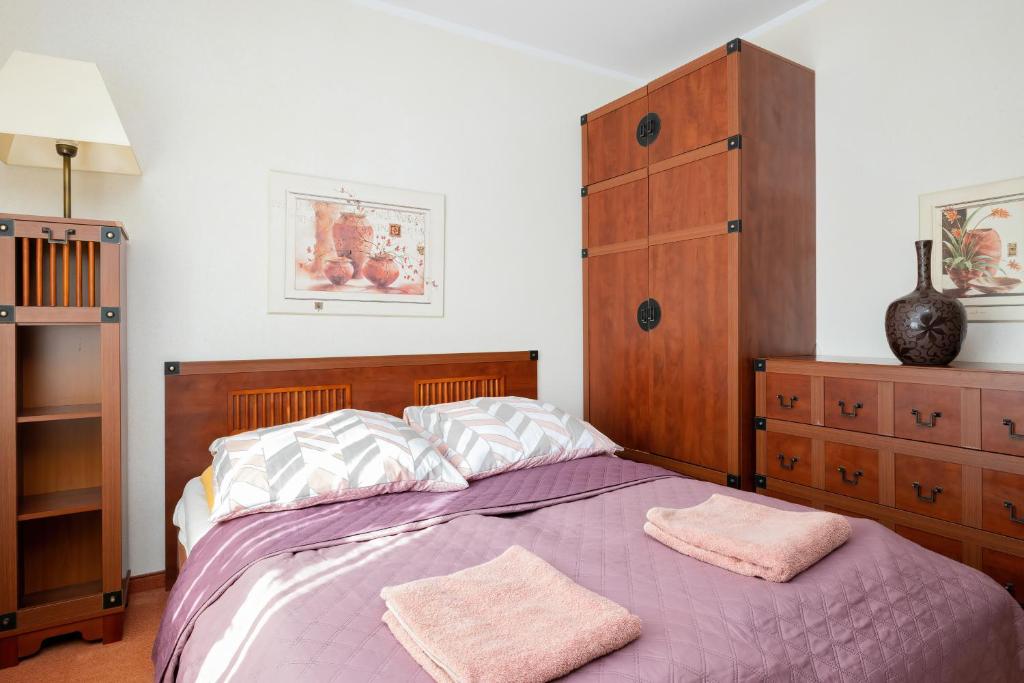 Pokój trzyosobowy z widokiem na ogród