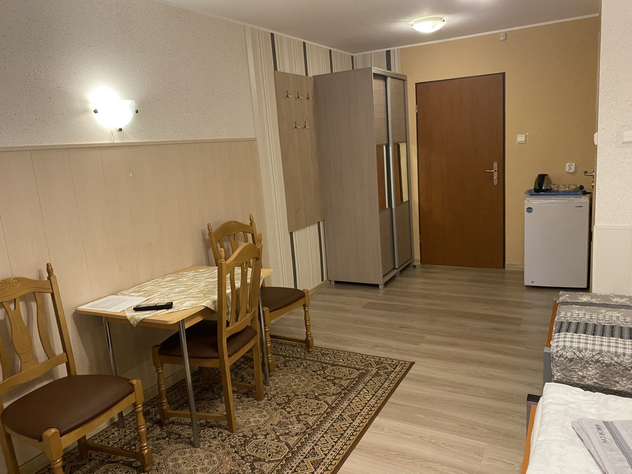 Pokój 3‑osobowy z własną łazienką, wi-fi, TV, radio, balkonem (1 pokój) balkon,lodowka