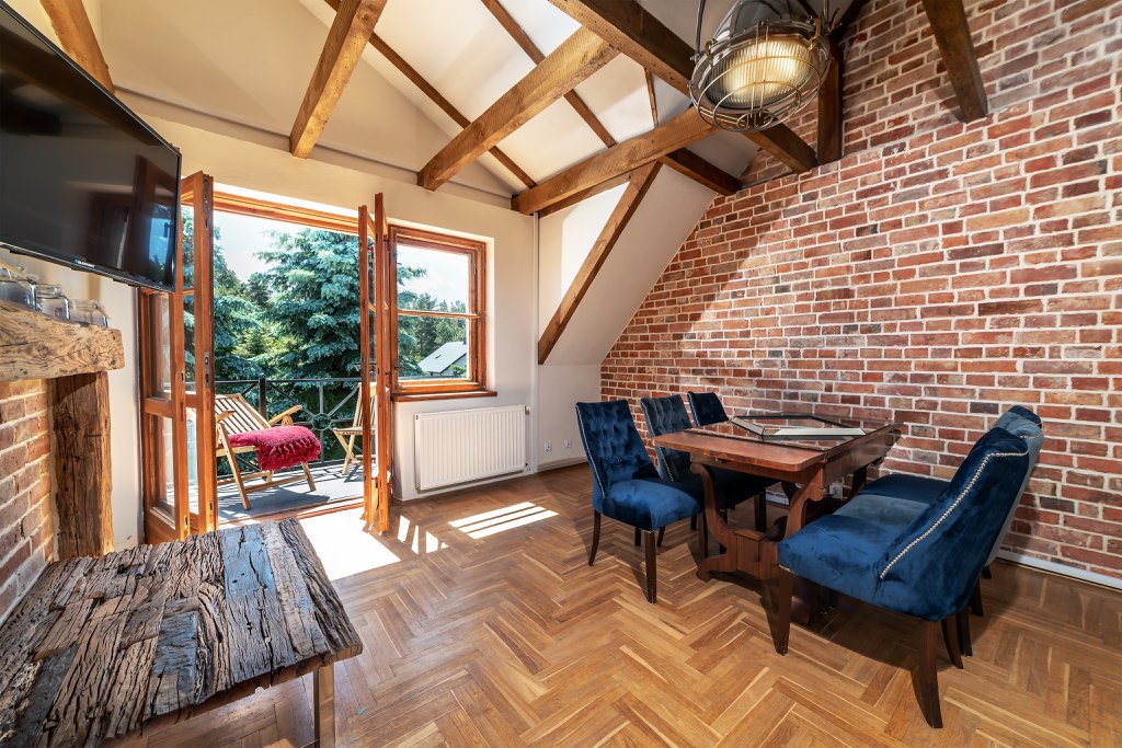 Apartament ceglany z antresolą