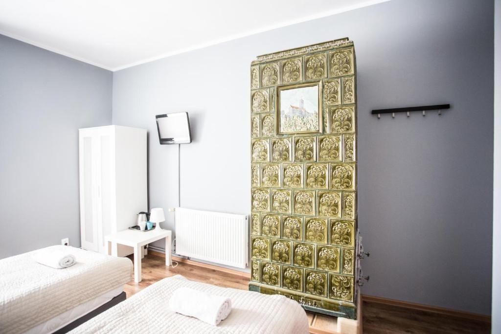 Pokój z 2 łóżkami pojedynczymi i wspólną łazienką