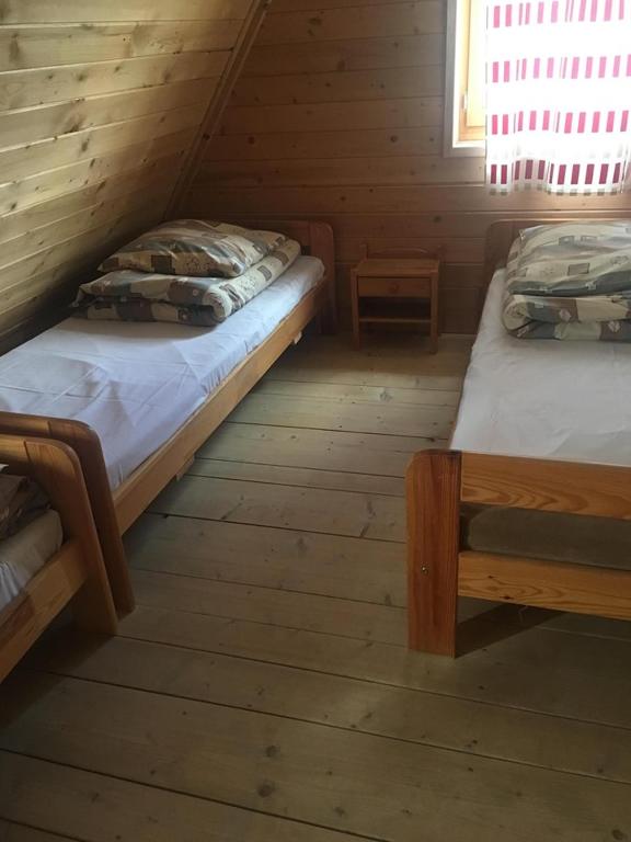 Pokój trzyosobowy z widokiem na ogród