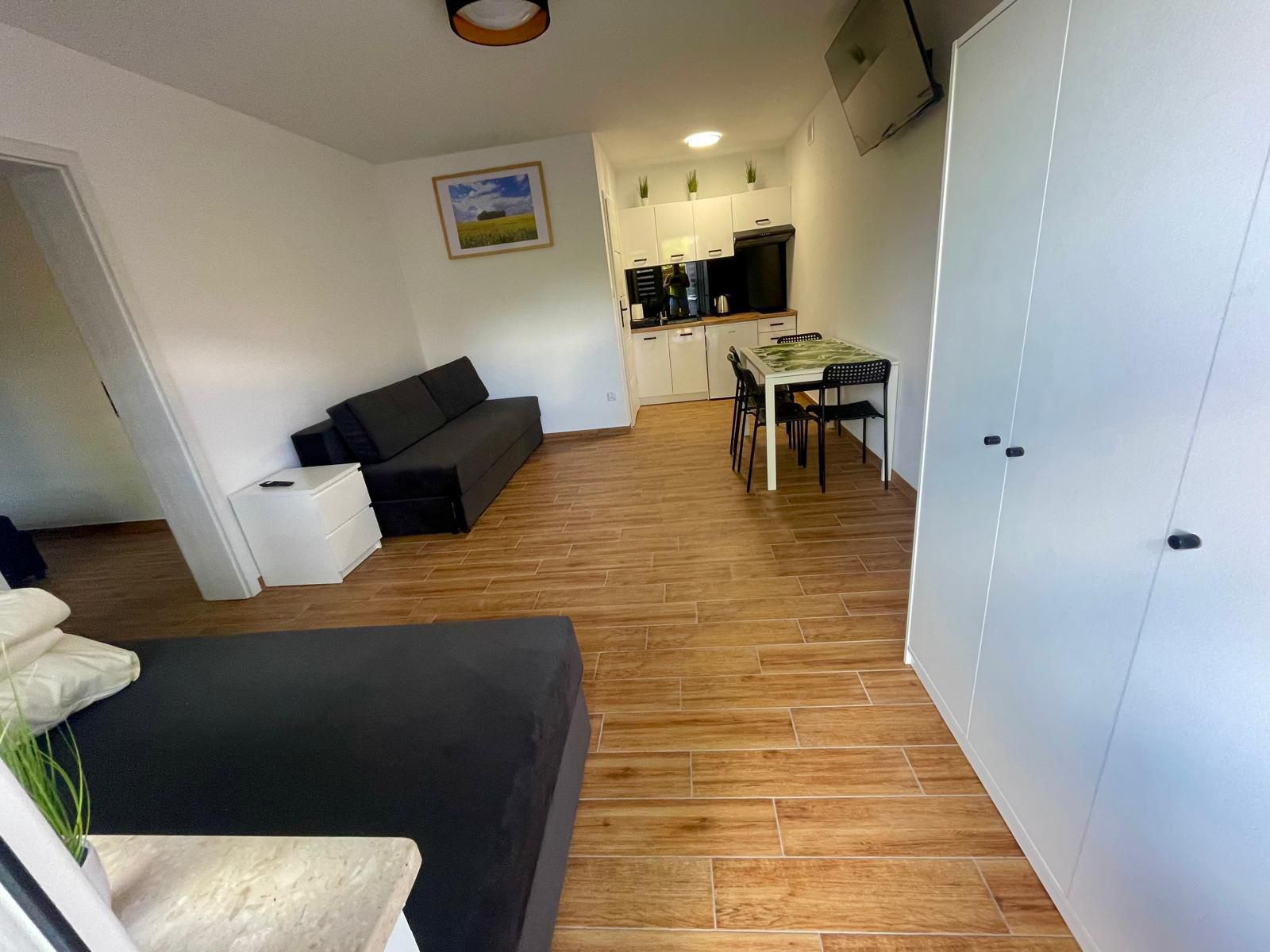 Apartament 5‑osobowy 2 pokojowy z własną łazienką, aneksem kuchennym, klimatyzacją
