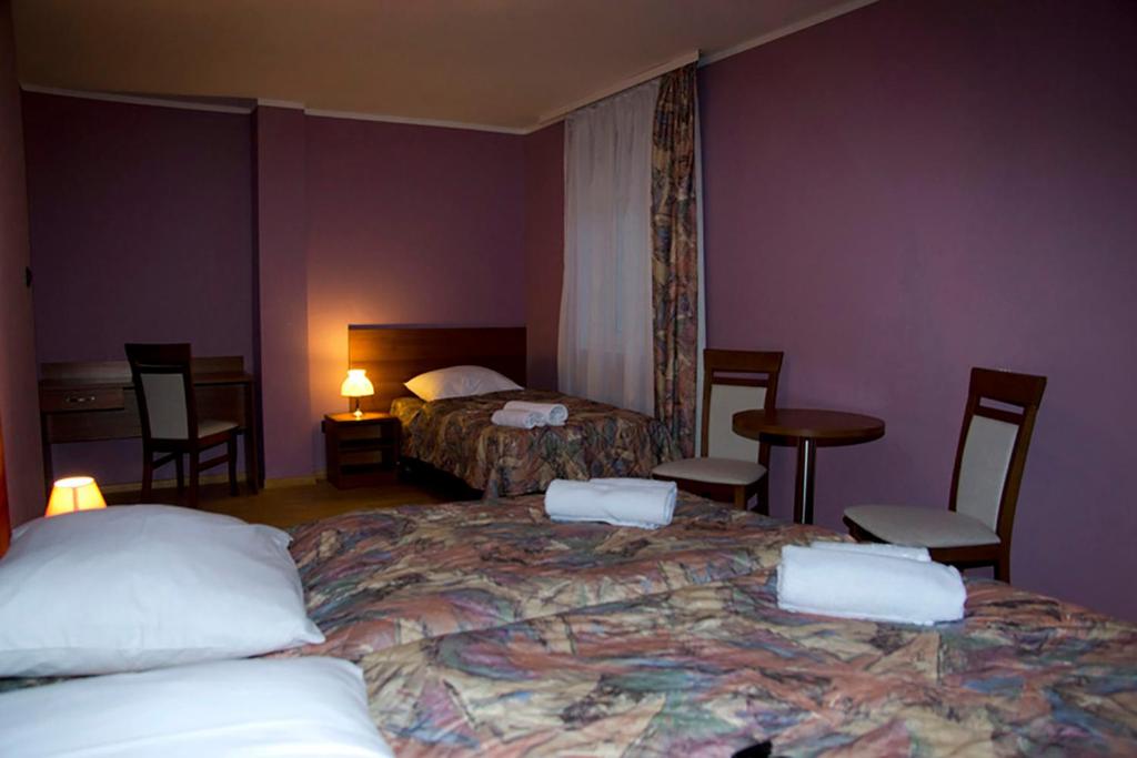 Pokój Trzyosobowy z prywatną łazienką